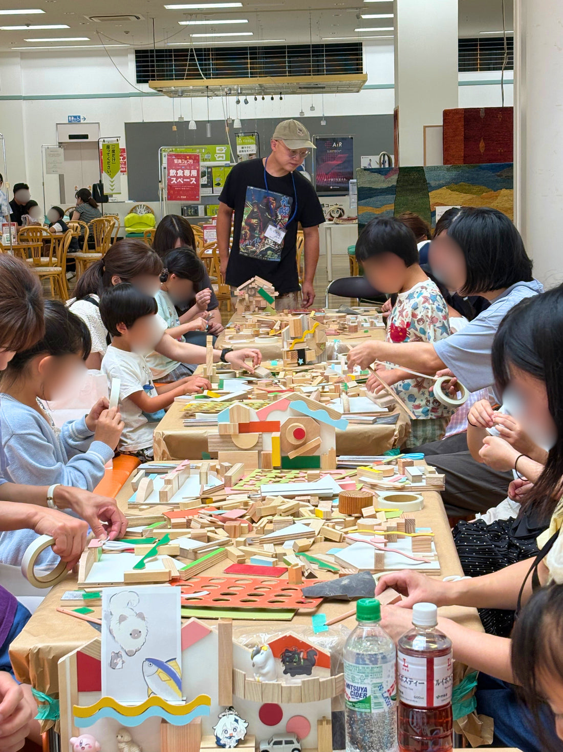 【イベントレポート】家具づくりの現場から生まれた素材を作品へ。『ACTA+』×ヤマシタ亀田店の親子向けワークショップ